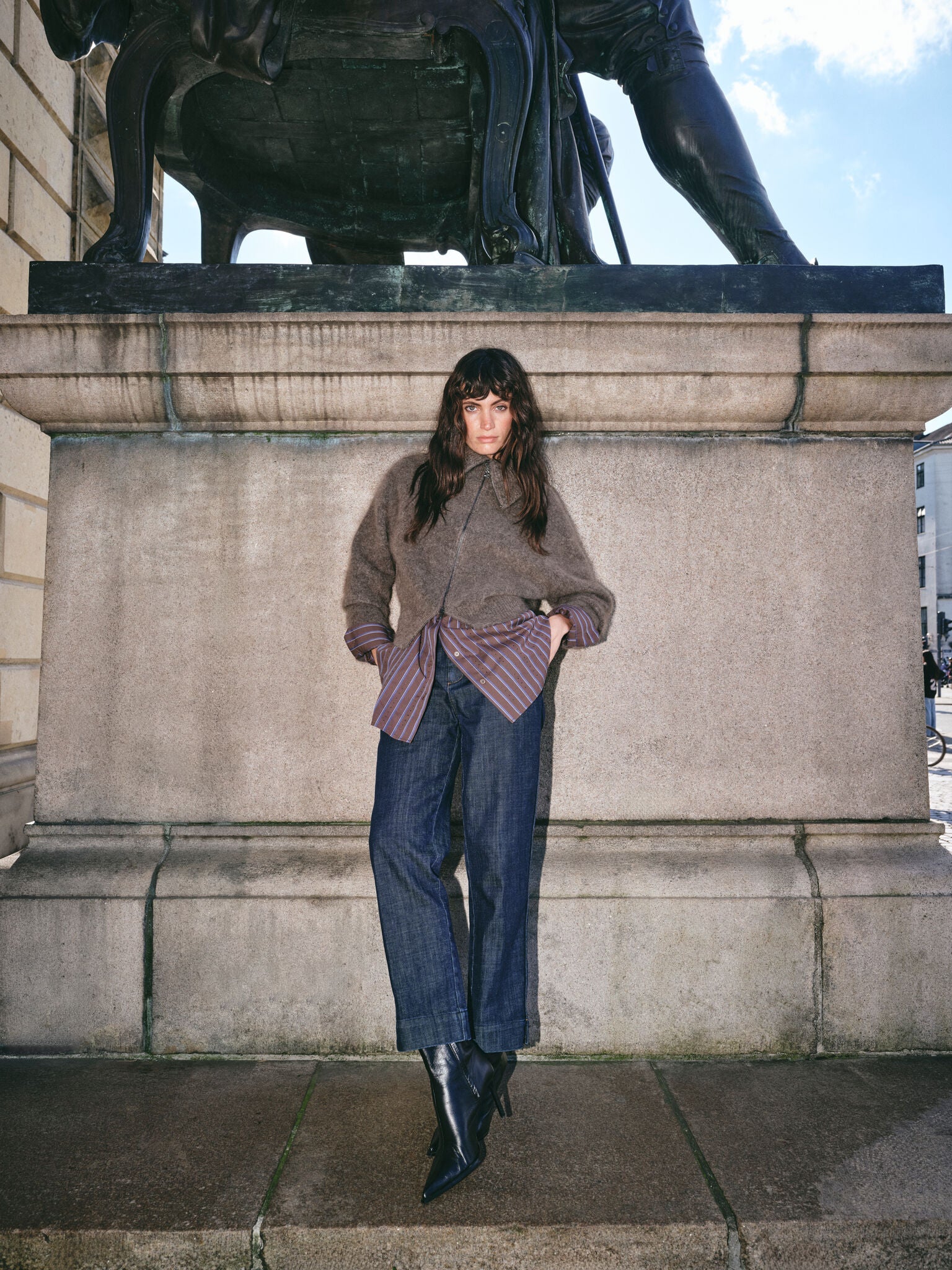 Modelshot / Dark Blue / Detail